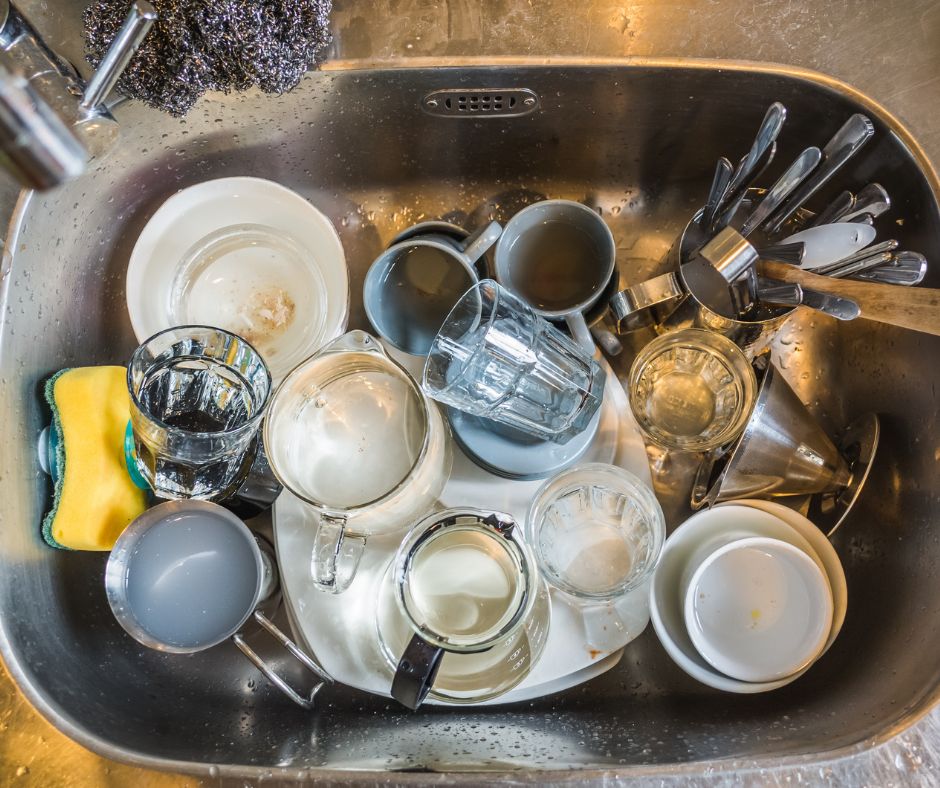 Dirty dishes. Немытая посуда. Грязная посуда. Гора немытой посуды. Грязная посуда в раковине.